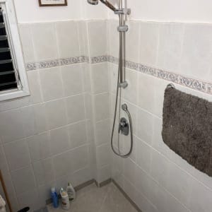 מקלחת עם אריחים וכלי רחצה, מתאים לשיפוץ