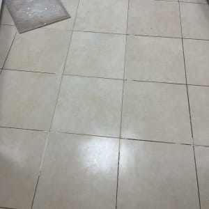 רצפת אריחים עם אריח אחד מונח בצד