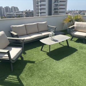 ריהוט גן עם ריפוד על דשא סינתטי