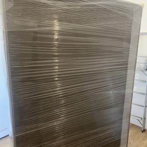 רהיט עטוף בניילון מוכן להובלה