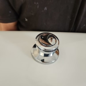 חלק מתכת מבריק על רקע לבן