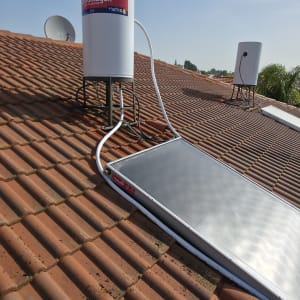 דוד שמש ומערכת סולארית על גג רעפים