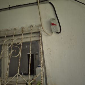 מתג חשמלי על קיר עם חוטים וצינורות חשמל