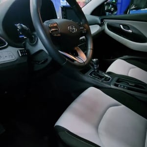 הגה רכב, מושבים, ידית הילוכים, לוח מחוונים