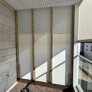 קיר עץ בבנייה עם כלי עבודה על רצפה