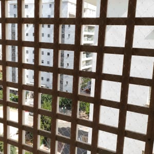 רשת למניעת כניסת יונים על חלון מרפסת