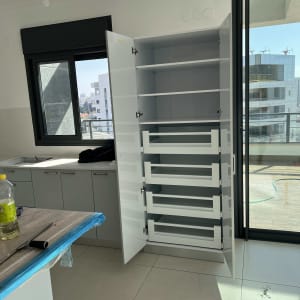 ארון מטבח פתוח עם מדפים ומגירות