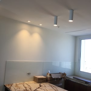 קיר גבס עם תאורה שקועה ותקרה לבנה