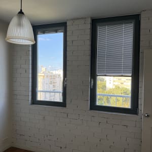 חלונות אלומיניום עם תריסים בחדר מואר