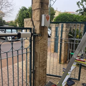 התקנת שער חשמלי עם סולם וכלי עבודה
