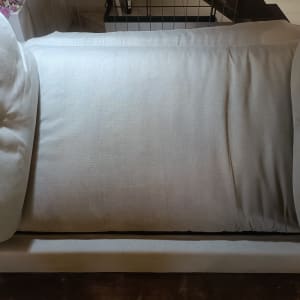 ספה עם כריות בצבע בהיר