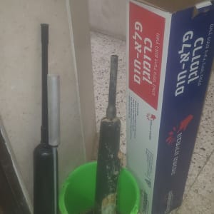 דוד שמש וכלים בתוך דלי ירוק