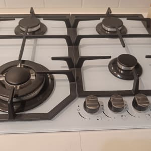 כיריים גז עם ארבעה מבערים וכפתורי שליטה