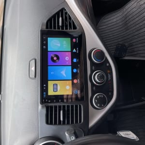 מערכת מולטימדיה ברכב עם מסך מגע וכפתורי שליטה