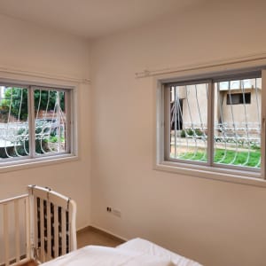 חלונות אלומיניום עם מסגרות לבנות