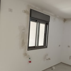 שקעי חשמל מותקנים על קיר לבן בחדר