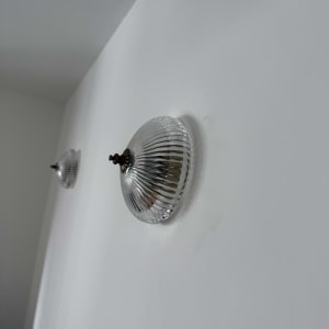 שני גופי תאורה מותקנים על קיר לבן