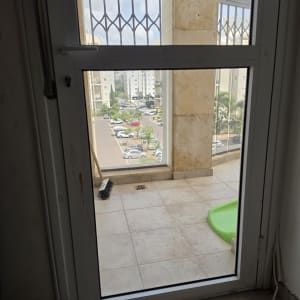 דלת זכוכית עם נוף למרפסת וחניה