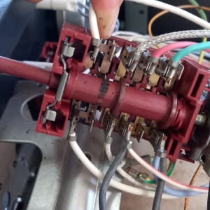 חיבורי חוטים למתג חשמלי אדום במכשיר