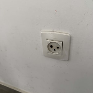 שקע חשמל בקיר לבן עם לכלוך קל