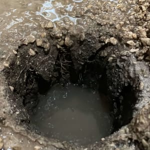 חפירה באדמה ובחצץ שחשפה נזילת מים תת קרקעית