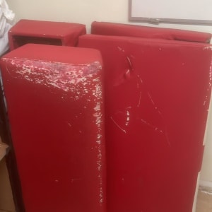 כריות ריפוד אדומות מונחות על הרצפה