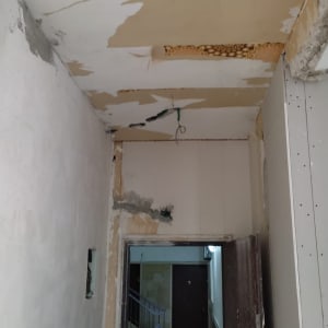 תקרת גבס מתקלפת עם חוטים חשופים