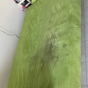 ספה ירוקה עם כתמים על המושב