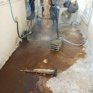 ניקוז מים חומים מדוד שמש עם צינורות צבעוניים