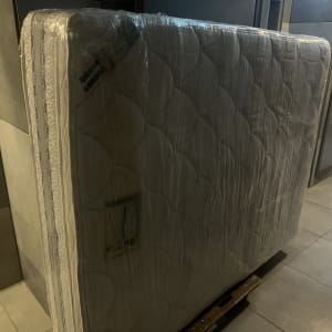 מזרן עטוף בניילון על משטח עץ