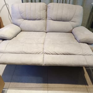 ספה אפורה עם משענות ידיים בחדר מגורים