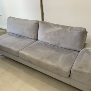 ספה אפורה עם כתמים על הריפוד