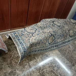 שטיחים מונחים על רצפת שיש