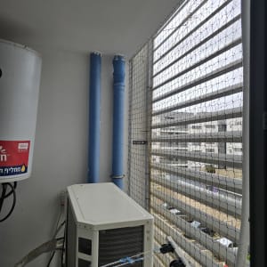 רשת למניעת כניסת יונים על חלון מרפסת