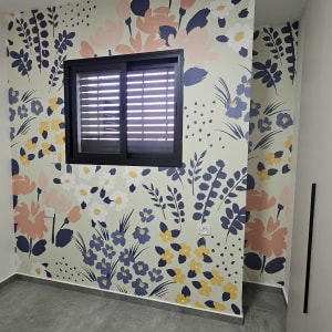 קיר עם טפט פרחוני צבעוני ליד חלון