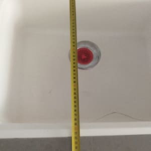 כיור עם סרט מדידה ליד ברז
