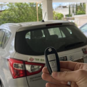 מפתח רכב מול רכב חונה בחניה