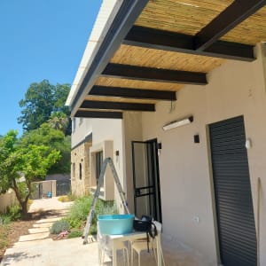 סולם ליד דלת, גג עץ, עציצים בגינה