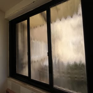 חלון זכוכית עם מסגרת שחורה בחדר מואר