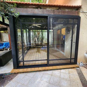 דלתות אלומיניום שחורות עם זכוכית שקופה