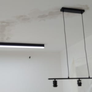 תאורה תלויה ותקרה עם כתמי רטיבות