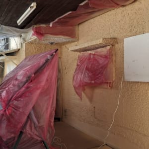 כיסוי פלסטיק ורוד על קירות ותקרה בעבודת שיפוץ