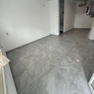 רצפה מרוצפת חדשה עם נברשת בתקרה