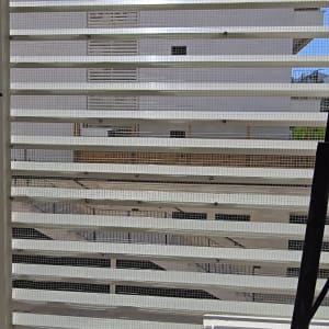 רשת על חלון עם נוף לבניין ממול