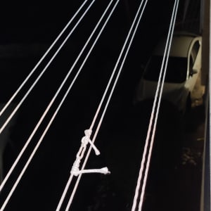 חבלים קשורים לתליית כביסה בחוץ בלילה