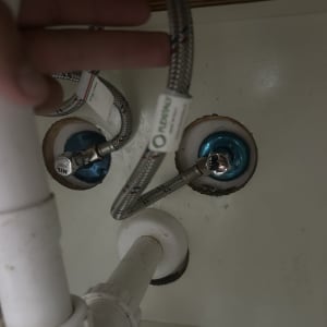 צנרת מתחת לכיור עם חיבורים