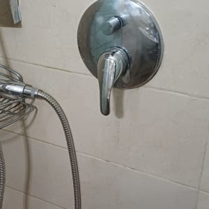 ברז אינטרפוץ כרום מותקן על קיר אריחים במקלחת