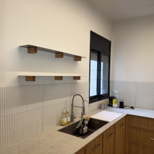 מטבח מודרני עם כיור, מדפים ועיצוב עץ