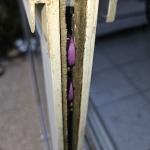 תקריב של תריס עם מסילה מלוכלכת וגלגל סגול