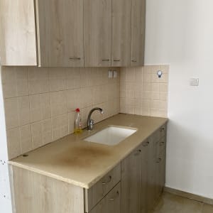 בקבוק סבון כלים ליד כיור במטבח